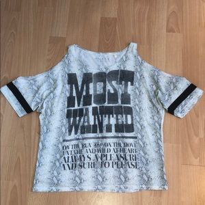 Guess✨Open-Shoulder Snake Tee